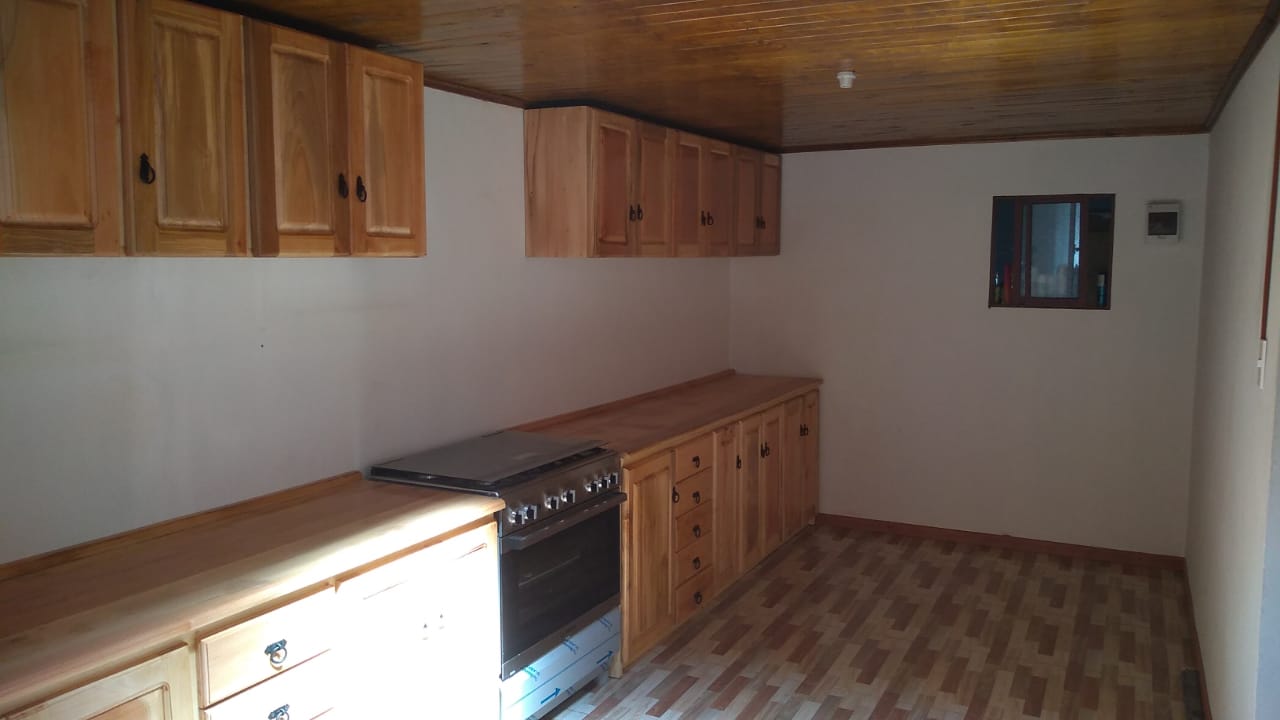 Cocina completa con muebles altos y bajos en madera noble